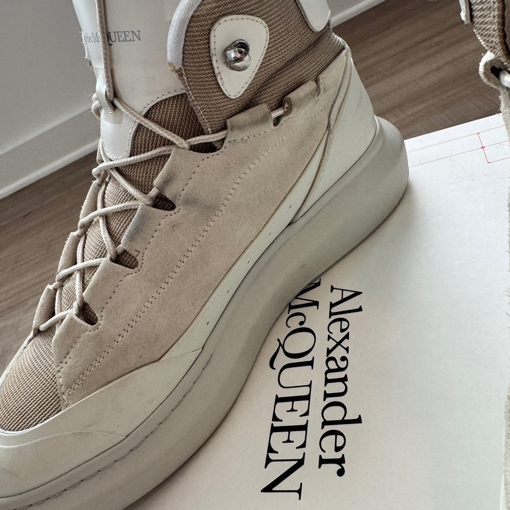 Alexander McQueen Men's Cream and White Sneakers - Picture 5 of 6